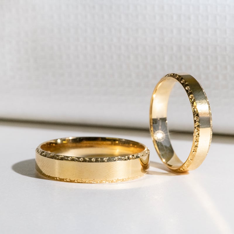 Zlaté snubní prsteny se zdobenými okraji Rahim