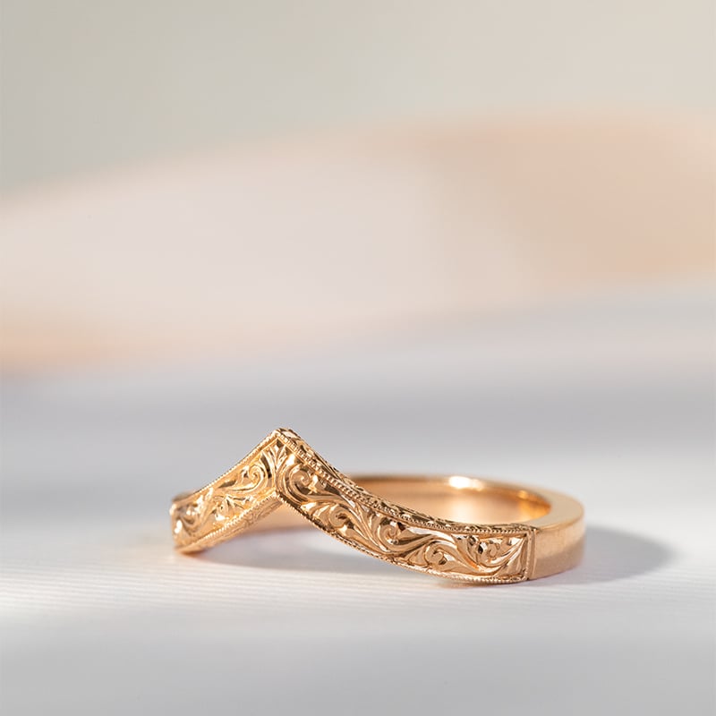 Vykrojený snubní prsten s ruční rytinou Lizzie