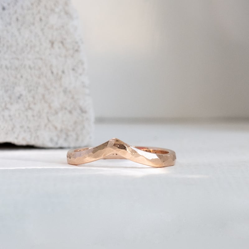 Vykrojený tepaný snubní prsten Yenka