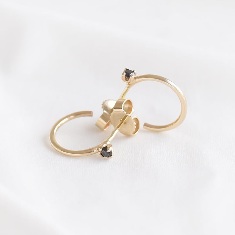 Zlaté kruhové náušnice s černými diamanty Uthyr