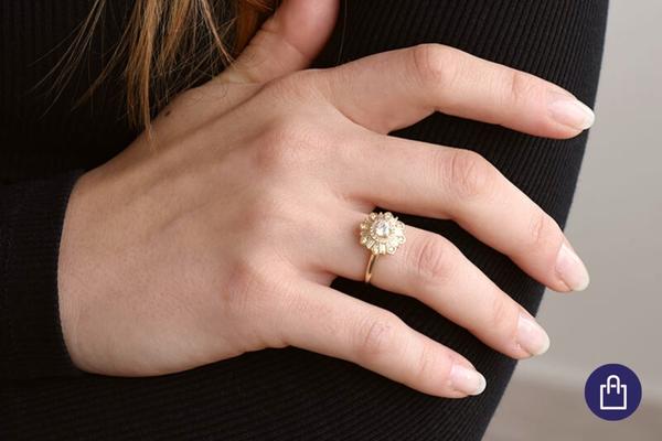 Prsten s diamanty ve tvaru květiny