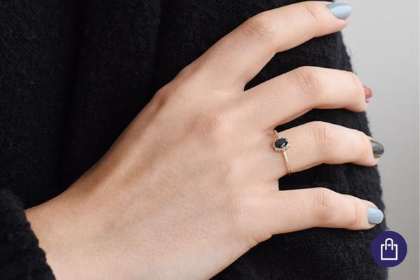 Zásnubní prsten s černým marquise diamantem