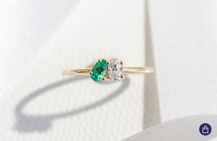 Zásnubní prsten Toi et Moi se smaragdem a moissanitem