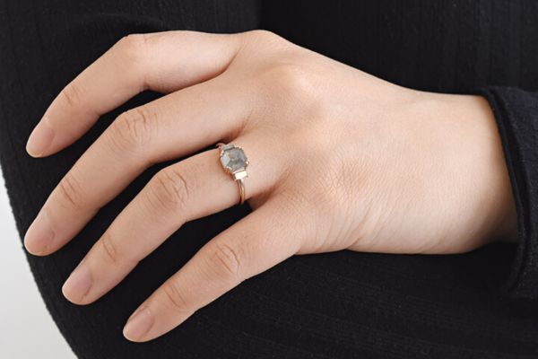 Zlatý prsten s asscher a baguette salt and pepper diamanty