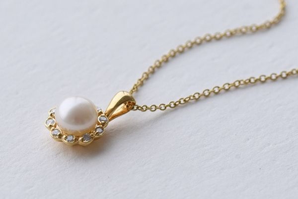 Halo náhrdelník s perlou