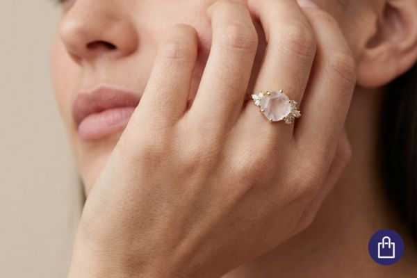 Rozvodový prsten s měsíčním kamenem na ruce