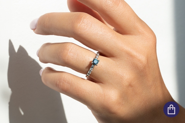 Prsten s modrým diamantem