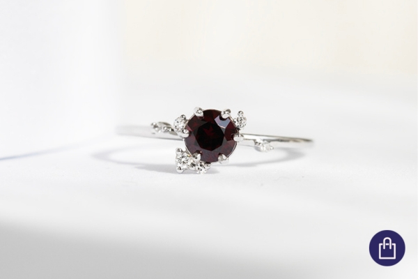 Granátový šperk pro znamení Hada