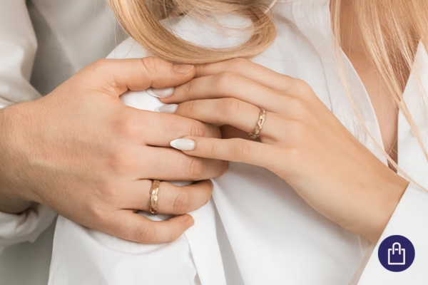 Snubní prsteny v odstínu oříškového zlata Hazelnut gold na ruce