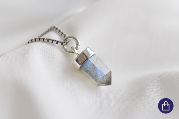 Privesek s labradoritem