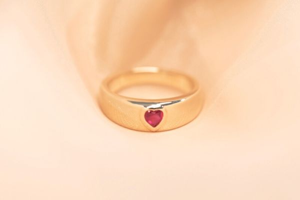 Prsten s rubínovým srdcem