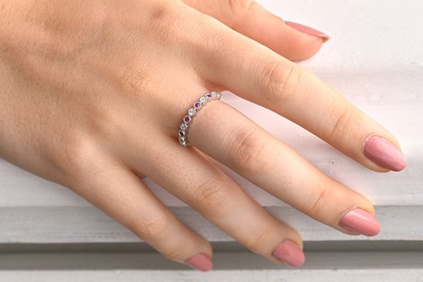 Dámský eternity prsten s diamanty a rubíny