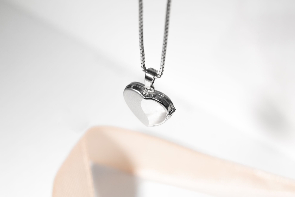 Stříbrný otevírací medailon ve tvaru srdce Luciana