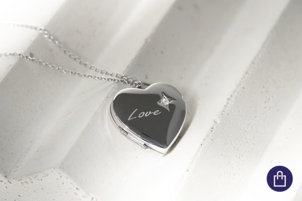 Otevírací medailonek ve tvaru srdce s gravírem