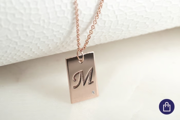 Hranatý přívěsek s písmenek a diamantem