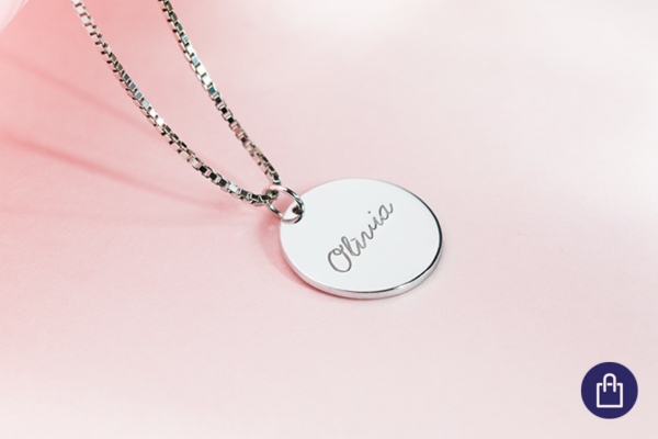 Kulatý přívěsek s gravírem jména