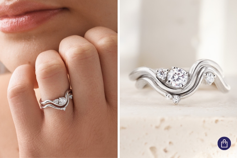 Zásnubní a snubní prsten vlnitého tvaru na ruce