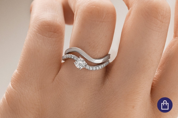 Vlnitý zásnubní a snubní prsten na ruce