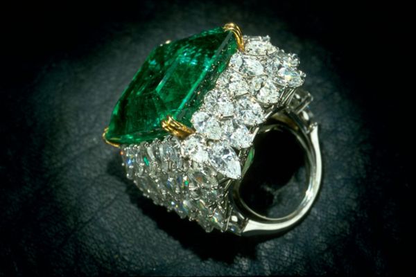 Chalk Emerald – kolumbijský smaragd 37,82 ct v prstenu od Harryho Winstona