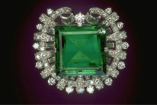 Hookerova smaragdová brož – 75,47ct smaragd s diamanty od Tiffany