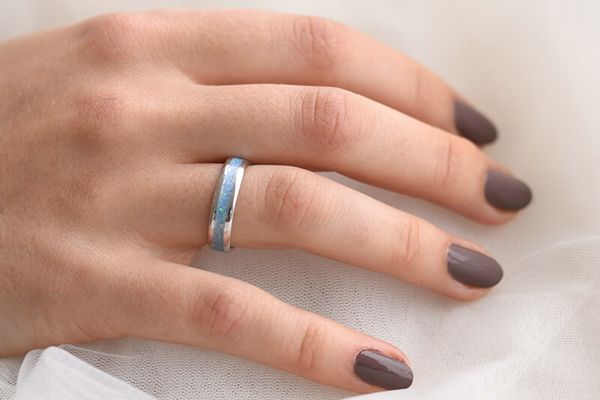 Zlaté snubní prsteny s modrou opálovou výplní
