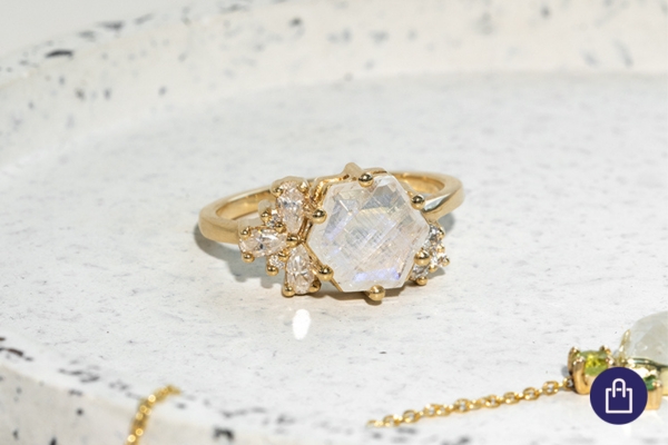 Šperk s měsíčním kamenem pro znamení Zajíce