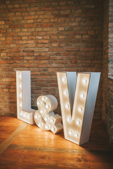 Světelné neonové iniciály na svatbu