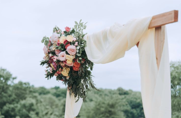 Svatební oblouk s květinovou výzdobou