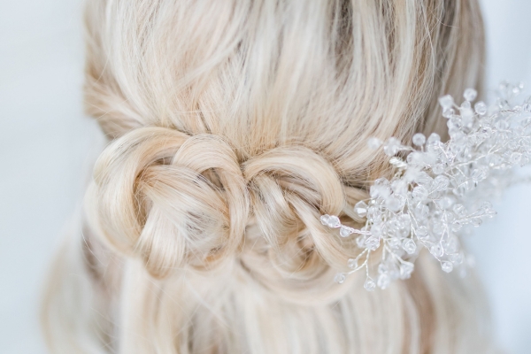 Žena s drdolem a květinovou ozdobou