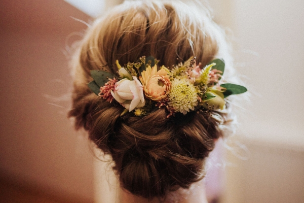 Svatební účes s květinovou ozdobou