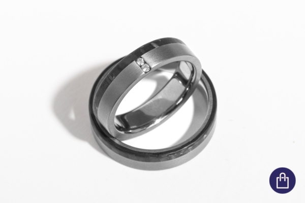 Tantalové snubní prsteny s karbonem a diamanty