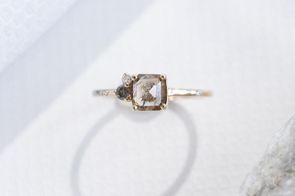 Zlatý prsten se salt and pepper diamantem a lab-grown diamanty