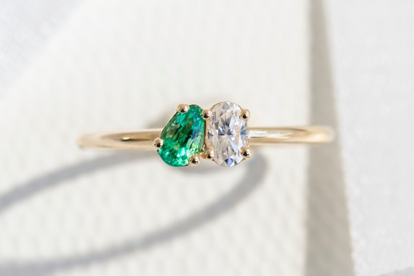 Zásnubní prsten Toi et Moi se smaragdem a moissanitem