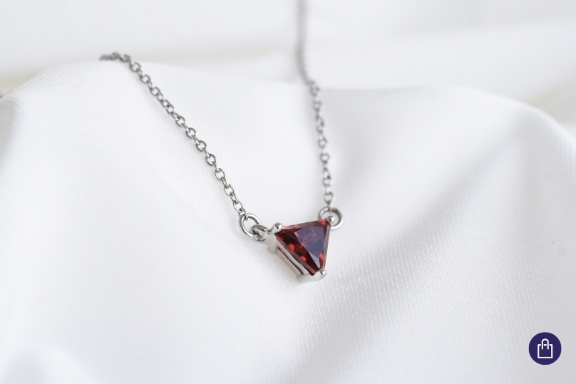 Minimalistický náhrdelník s granátem