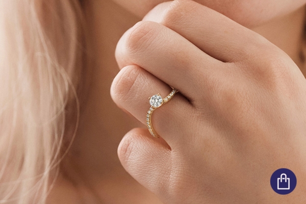 Vlnitý zásnubní prsten na ruce