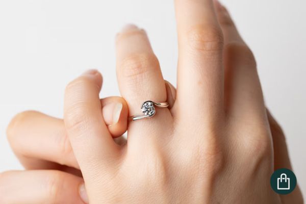 Zásnubní prsten na levém prsteníčku