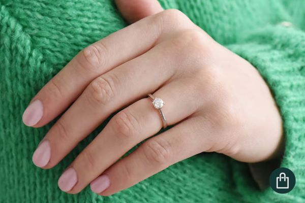 Zásnubní prsten na prsteníčku levé ruky