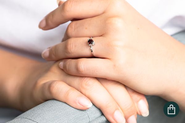 Zásnubní prsten s českým granátem a diamanty Rosa