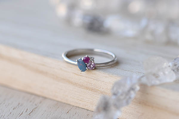 Zlatý cluster prsten s opálem, rubínem, safírem a diamantem Caily