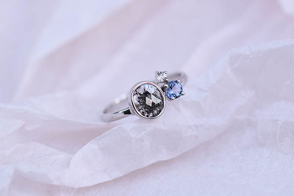 Zlatý cluster prsten s šedým diamantem, tanzanitem a morganitem Lara