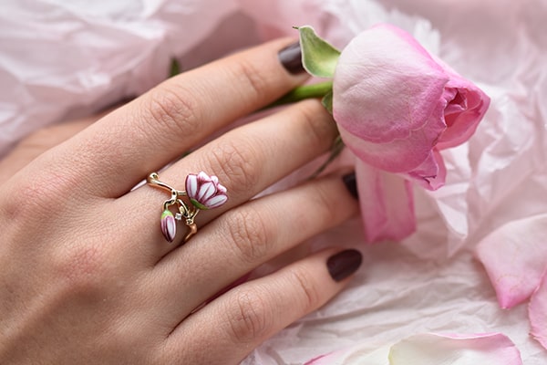 Zlatý květinový prsten s enamelem a diamantem Adalies