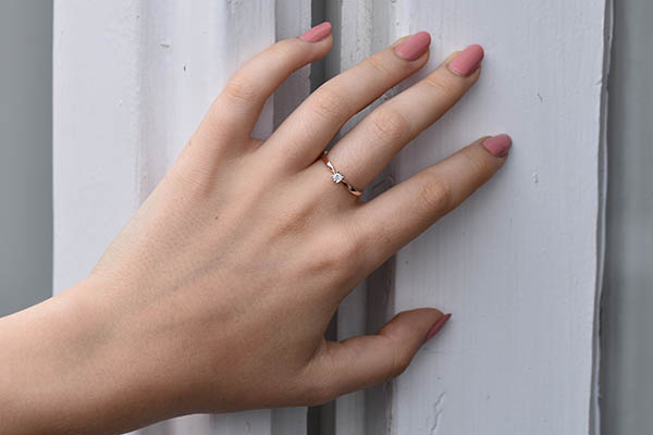 Prsten s osazením illusion setting