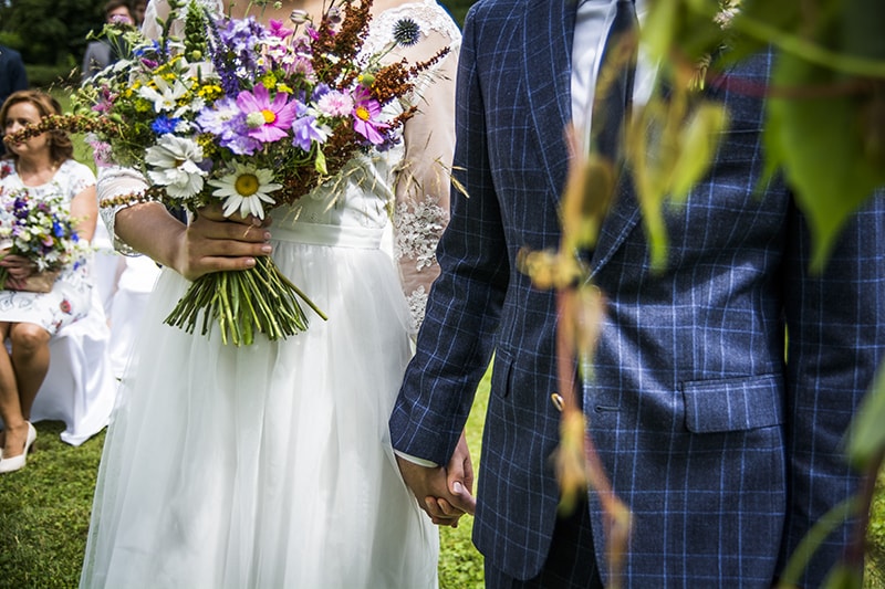 Modrý oblek na svatbu