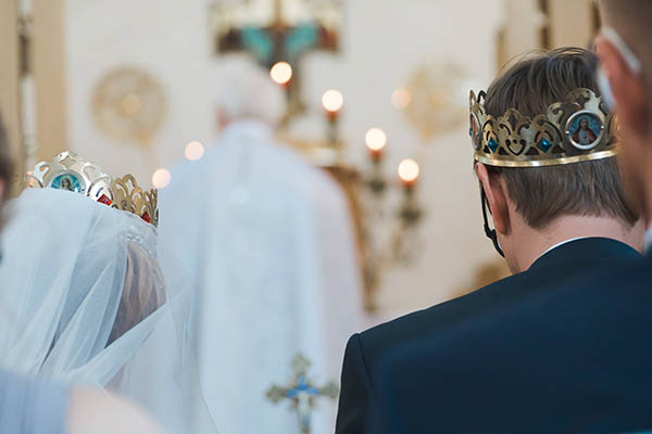 Ženich a nevěsta v kostele
