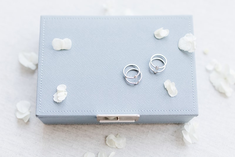 Svatební sety prstenů na modré šperkovnici