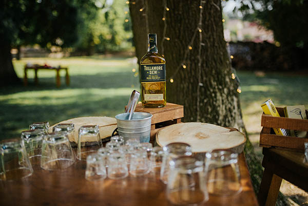 Zahradní svatební party s lahví whiskey