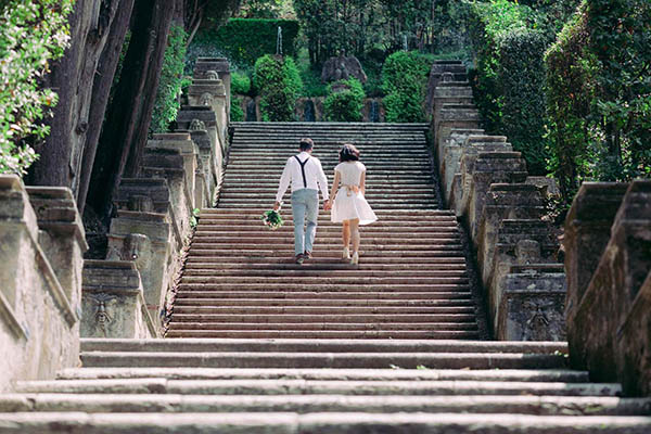 Ženich a nevěsta kráčí po schodech
