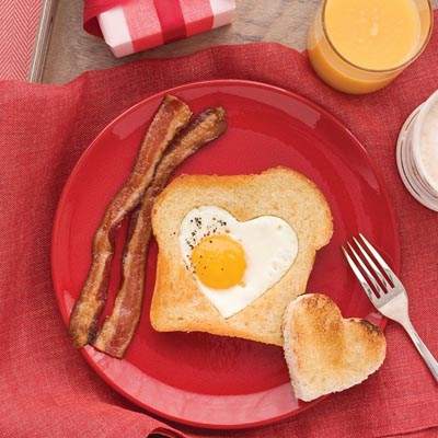 Toast s vajíčkem ve tvaru srdce se hodí na snídani do postele