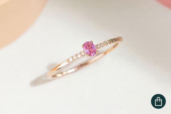 Zlatý zásnubní prsten s růžovým safírem a lab-grown diamanty