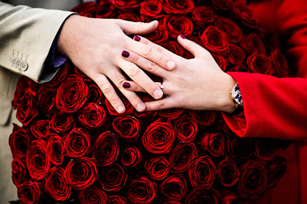 Foto zásnub s prstenem a pugétem růží